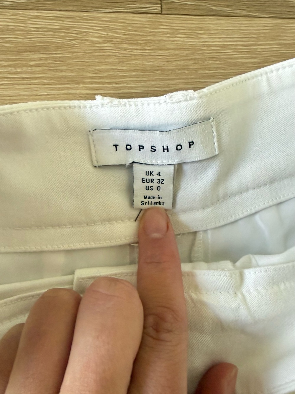 Topshop White Pleated Bermuda Shorts - Picture 3 of 3